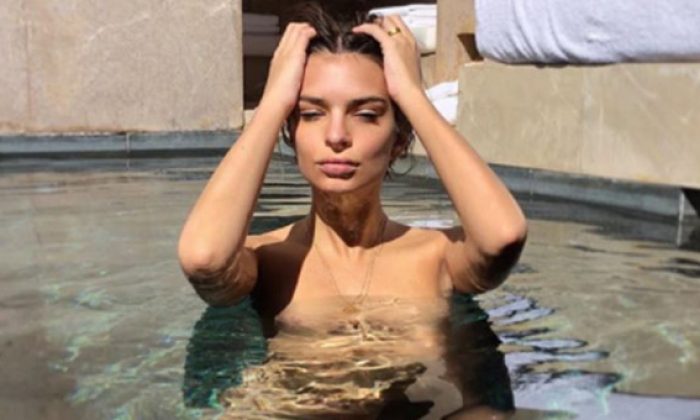 Emily Ratajkowski bunu hep yapıyor!