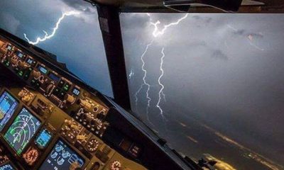 Pegasus uçağına yıldırım isabet etti