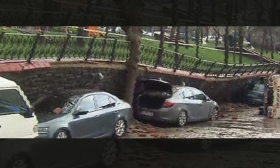 Sağanak yağış nedeniyle duvar araçların üzerine çöktü