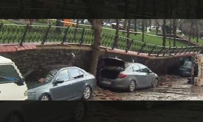 Sağanak yağış nedeniyle duvar araçların üzerine çöktü