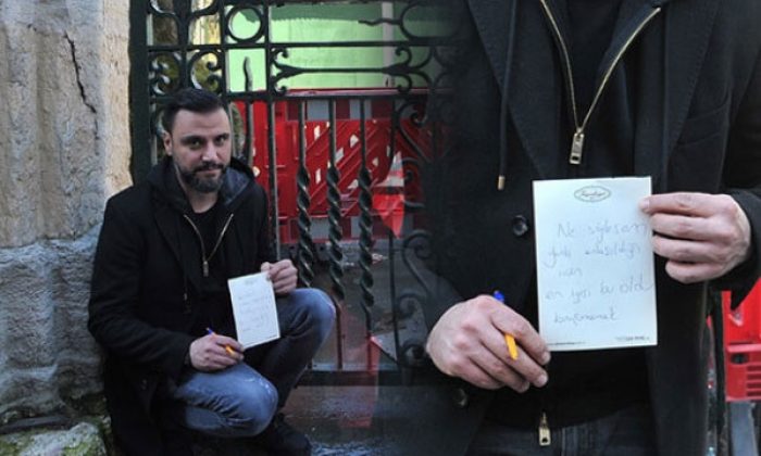 Cami kapısına not yazdı