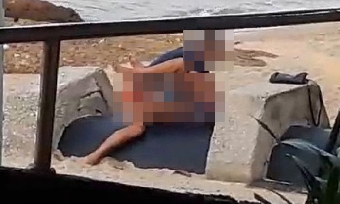 İnsanların şaşkın bakışları karşısında ilişkiye girdiler