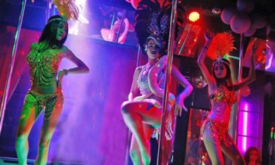 Yaşlı adamın kalbi striptize dayanamadı!