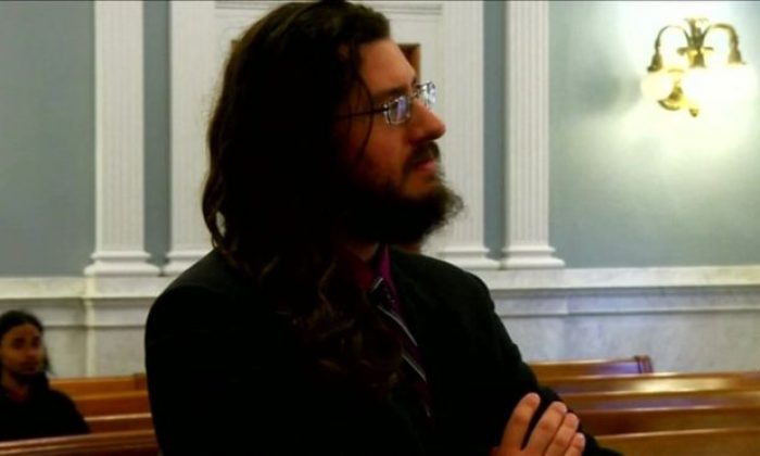 Evi terk etmeyen 30 yaşındaki oğullarını mahkemeye verdiler