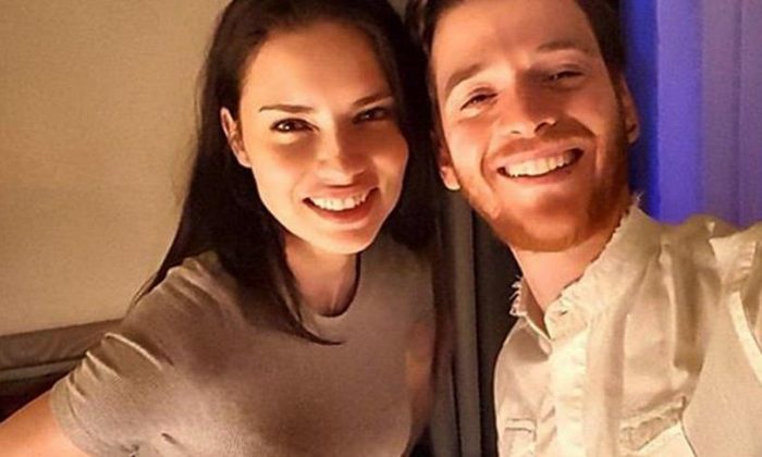 Adriana ve Metin’den yatakta aşk pozu!