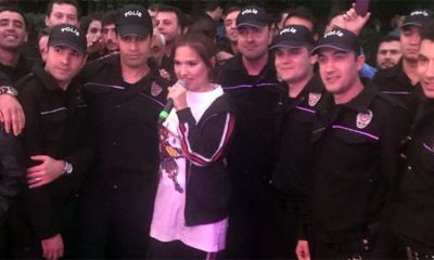 Demet Akalın’ın sahne kıyafeti olay oldu