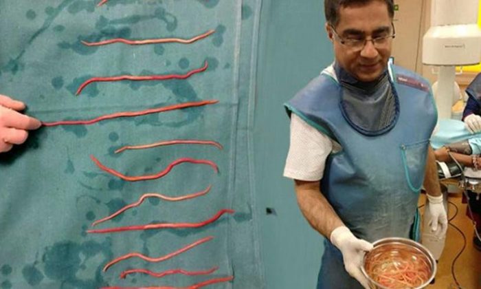 Kadın acılar içinde kıvranıyordu! İçinden devasa solucanlar çıktı