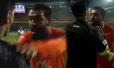 Sinirlerine hakim olamayıp yan hakemi ittiren Arda Turan kırmızı kart gördü