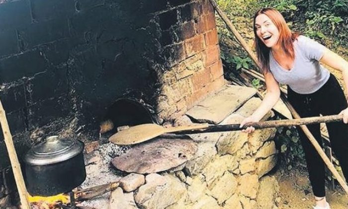Arzu Yanardağ tatilini köyde geçiriyor