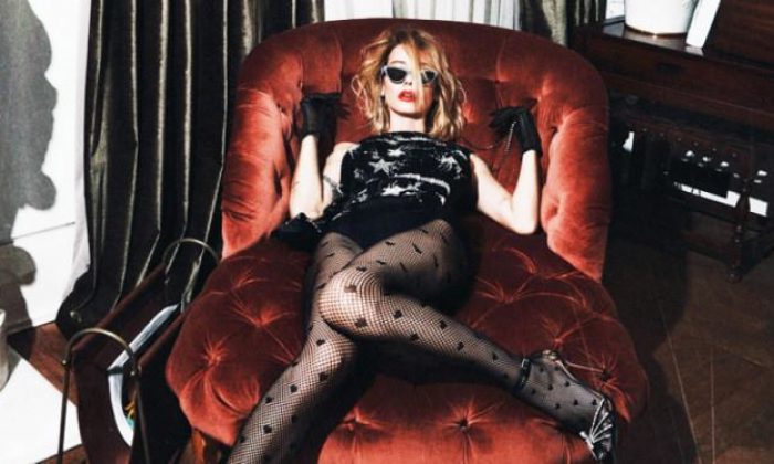 Tuba Ünsal’dan göğüs dekolteli pozlar