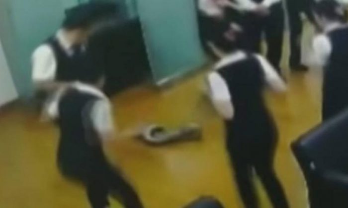 Bankada şoke eden olay! Toplantı sırasında yılan düştü