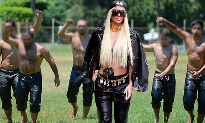 Jelena Karleusa’nın kıspet benzeri pantolonu sosyal medyayı salladı