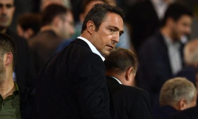 Ali Koç ve futbolcular derbi sonrası sahaya kutlamaya çıktı ortalık karıştı!