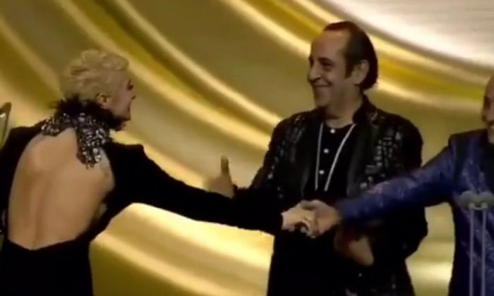 Sıla’dan beklenmedik frikik