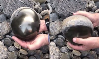 Sahilde bulduğu kayayı ikiye ayırdı!