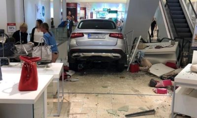 Mucize kurtuluş: Lüks otomobil AVM’ye girdi