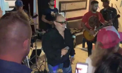 Ünlü şarkıcı sahnede kalp krizi geçirerek öldü