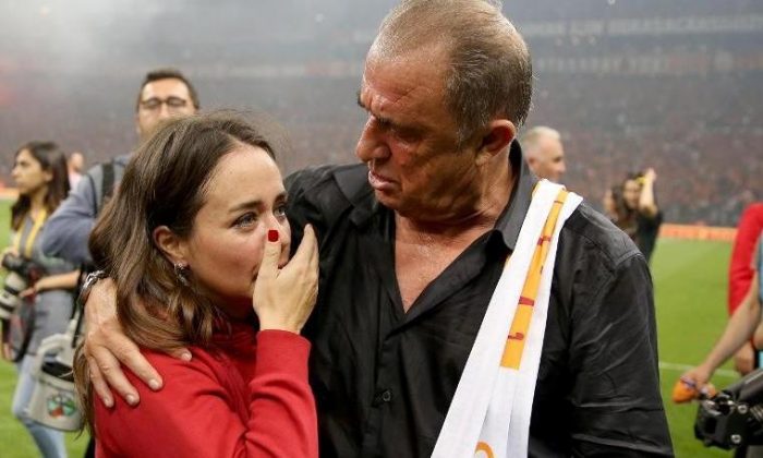 Düdük çaldı, Terim ağlamaya başladı