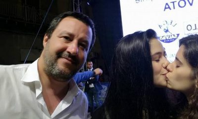 Faşist siyasetçiye selfie tuzağı: İki kadın bir anda öpüştü