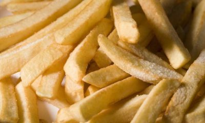 İngiltere’de 17 yaşındaki genç 10 yıldır ‘abur cubur yemekten kör ve sağır oldu’