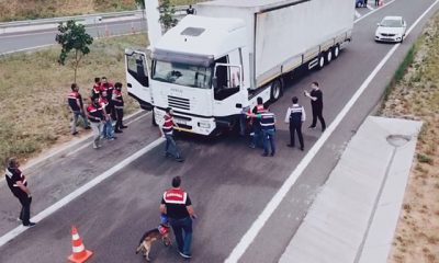 Jandarmanın nefes kesen uyuşturucu operasyonu havadan görüntülendi