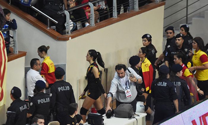 Voleybolda İzmir derbisinde olay çıktı