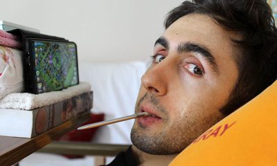 Ağzıyla kullandığı dokunmatik kalemle çektiği videolarla fenomen oldu