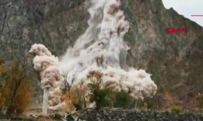 Artvin’de korkutan heyelan