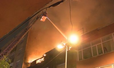 Beyoğlu’nda iki binanın çatısı alev alev yandı