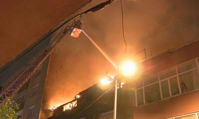 Beyoğlu’nda iki binanın çatısı alev alev yandı