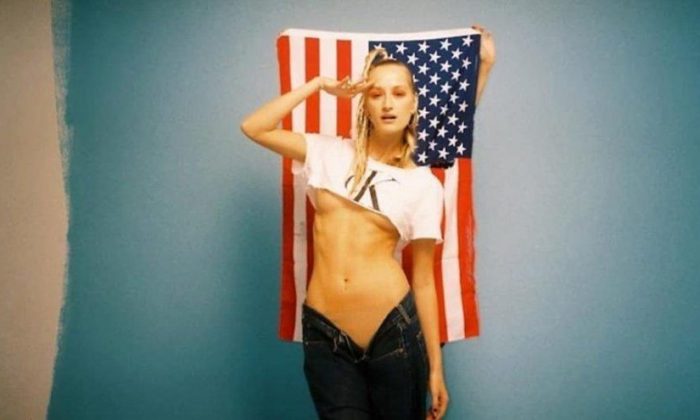 Didem Soydan’dan olay yaratan poz