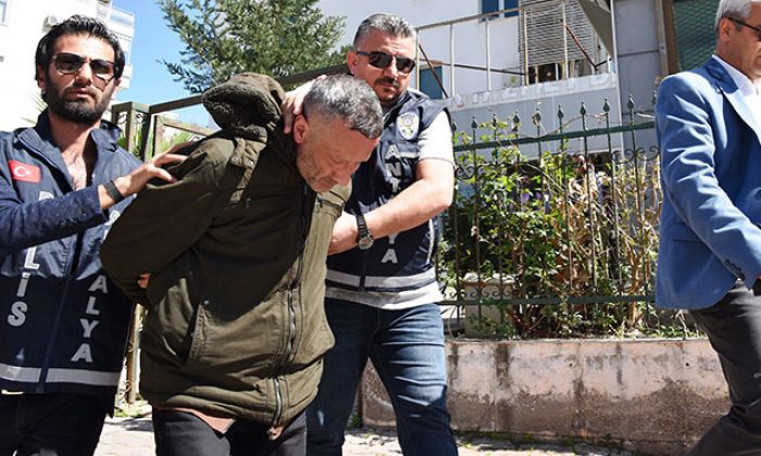 Eş katili, komşusuna ters kelepçe takıp cinsel saldırıda bulunmuş