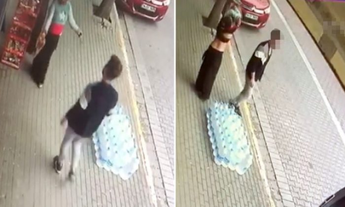 Parayı almakla suçlanınca sokak ortasında soyundu