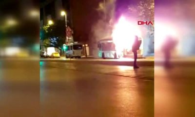 Park halindeki belediye otobüsü alev alev yandı