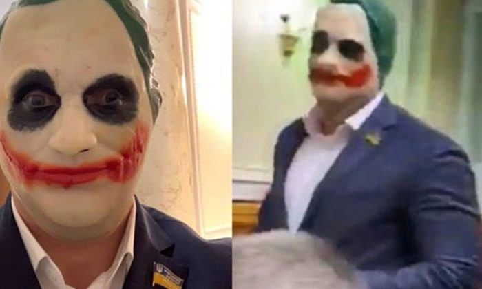 Ukrayna’da bir milletvekili parlamentoya Joker maskesiyle geldi
