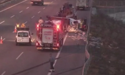 İstanbul’da minibüs devrildi!