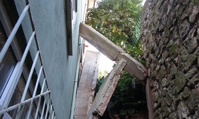 Üzerine istinat duvarı çöken binada yaşıyorlar
