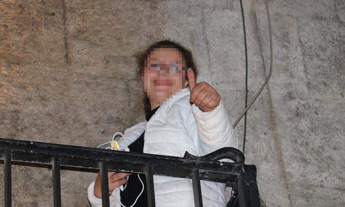 Balkonda mahsur kaldı el sallayıp dans etti