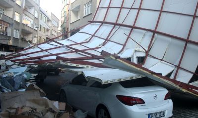 Beyoğlu’nda lodos iş hanının çatısını uçurdu