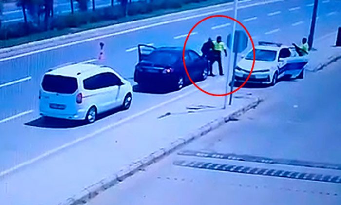 Direksiyon başında kalp krizi geçiren sürücüyü polis kurtardı