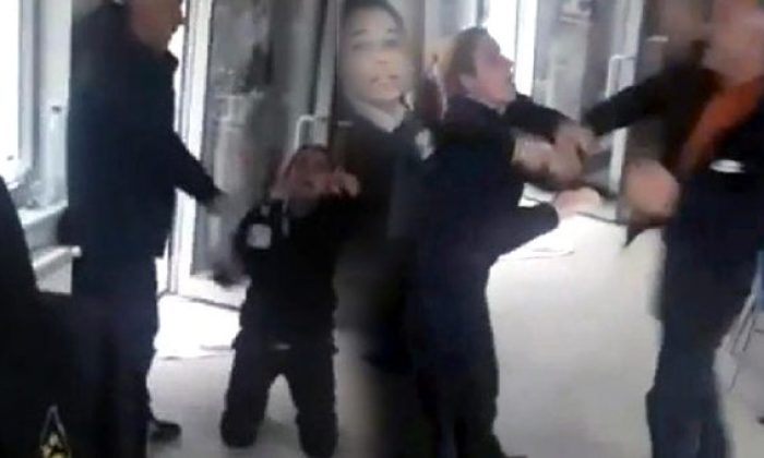 Güvenlik müdürü, kapıyı açmayan 2 kadın görevliye saldırdı