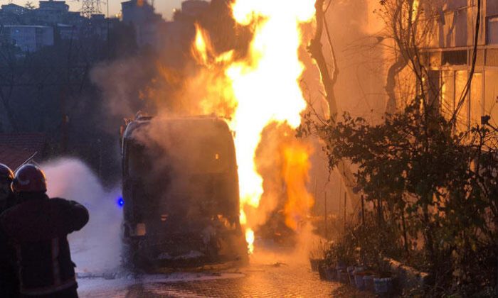 Kamyon damperi elektrik hatlarını kopardı, facia ucuz atlatıldı