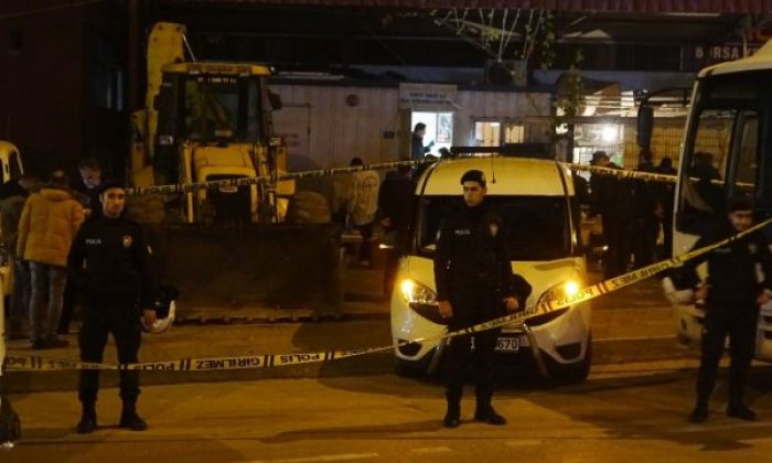 Kavga ihbarına giden polis memuru başından vuruldu