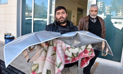 Minik kızının cenazesini battaniyeye sarıp, götürdü