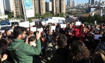 Doğa Koleji önünde velilerden öğretmenler için eylem