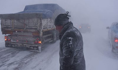 Karayolu kar ve tipi nedeniyle ulaşıma kapandı