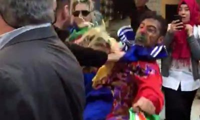 Açılışta palyaçoluk yapan gence, yumruklu ve tekmeli saldırı