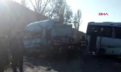 Bergama’da servis aracı ile kamyon çarpıştı