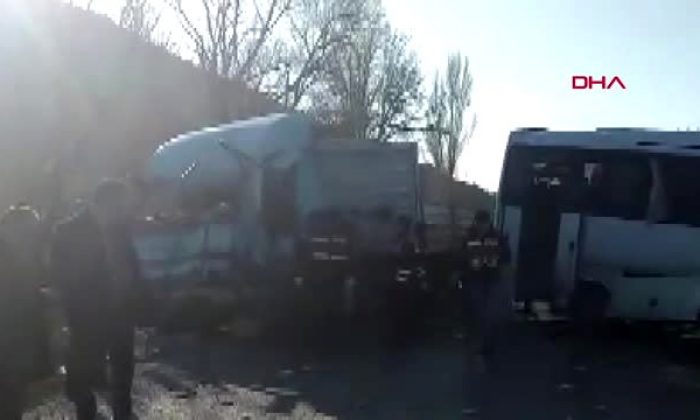 Bergama’da servis aracı ile kamyon çarpıştı