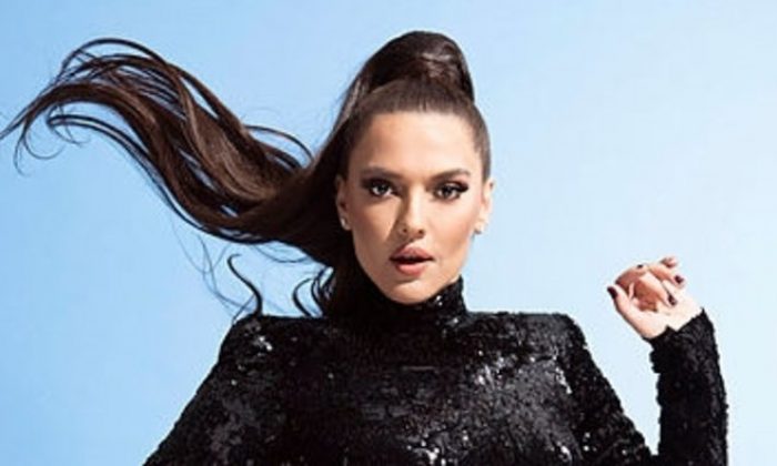 Demet Akalın’ın koluna Photoshop yaptırdığı iddia edildi